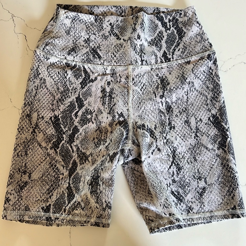 Alo Yoga - 6” snake skin biker shorts - Size XS